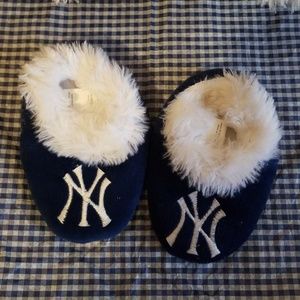 New York Yankees slippers